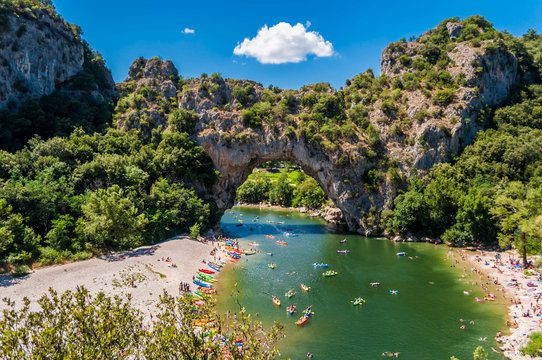 que faire en ardèche ? les gorges sont un incontournable de la région.