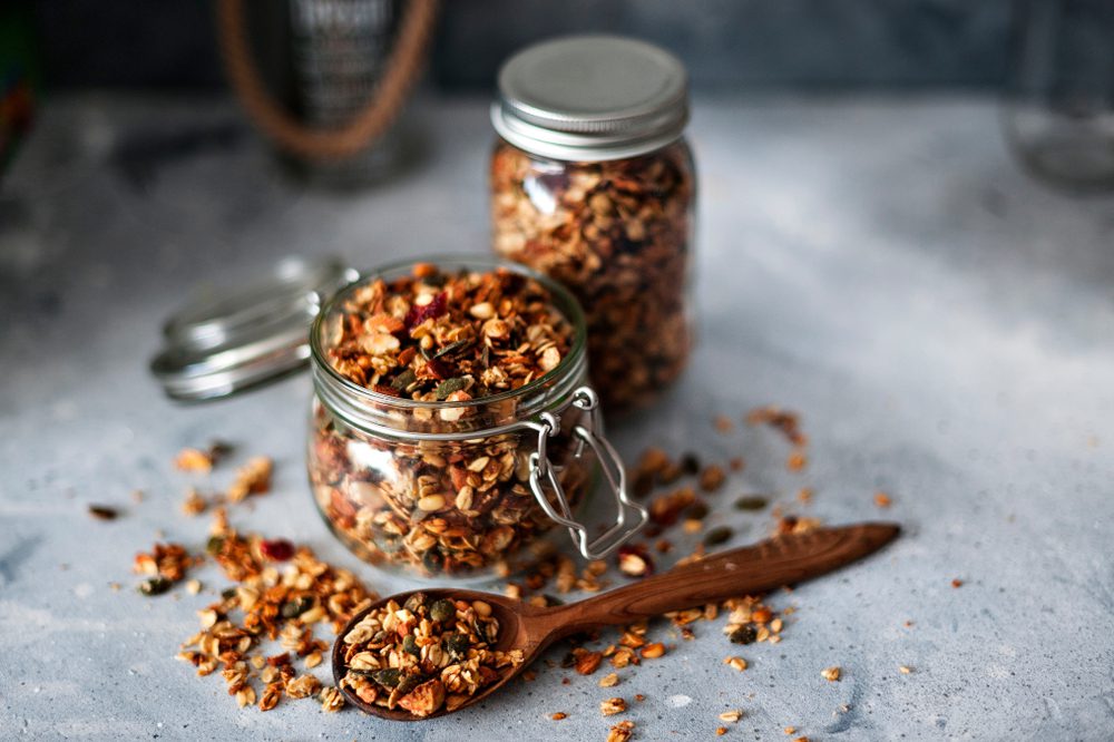 Recette granola maison : illustration de granola en pot.
