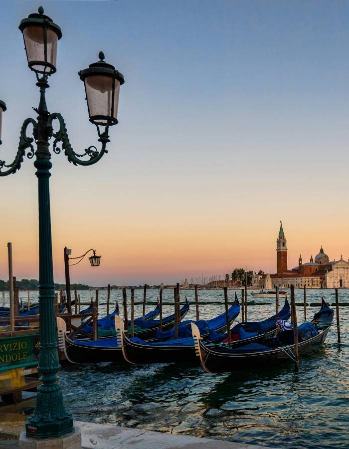 Vue d'un port en Italie.