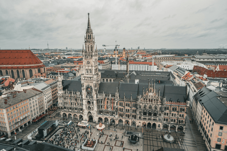 Marienplatz, place emblématique à voir pour visiter Munich.