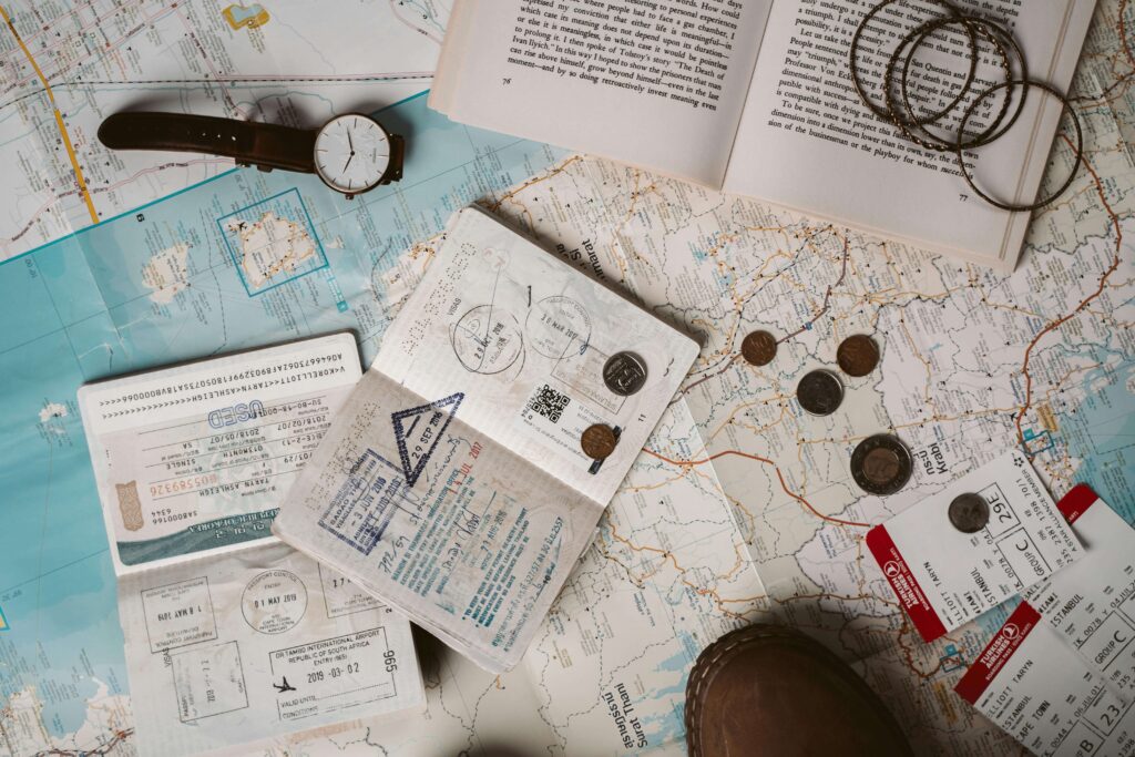 Image représentant des papiers de voyage pour illustrer la question d'assurance voyage japon.