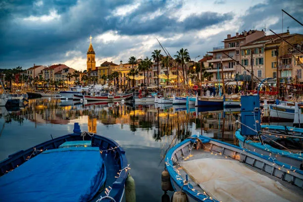 Port de Sanary, parmi les plus beaux marchés de Noël dans le Var.