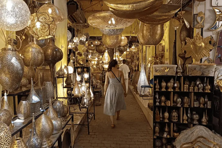 Le souk à Marrakech, étape pour visiter le Maroc.