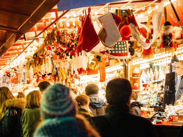 Allée de stands aux marchés de noël en occitanie.