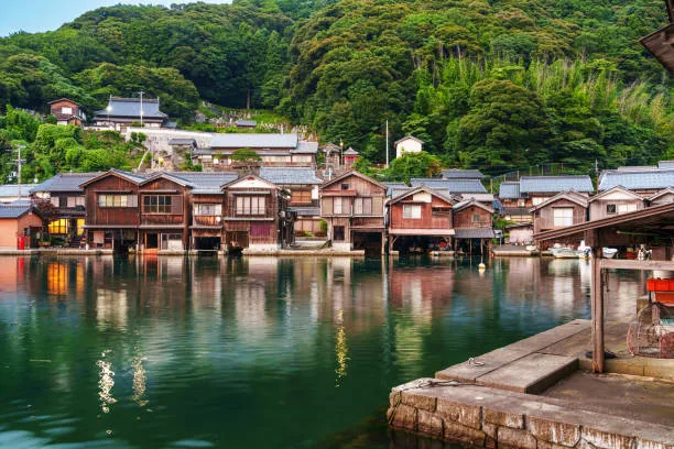 Ine, parmis les villages traditionnels au japon à visiter. 