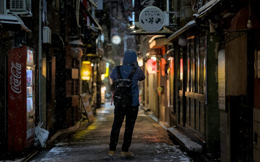 Voyager seul au Japon, dans les ruelles en hiver. 