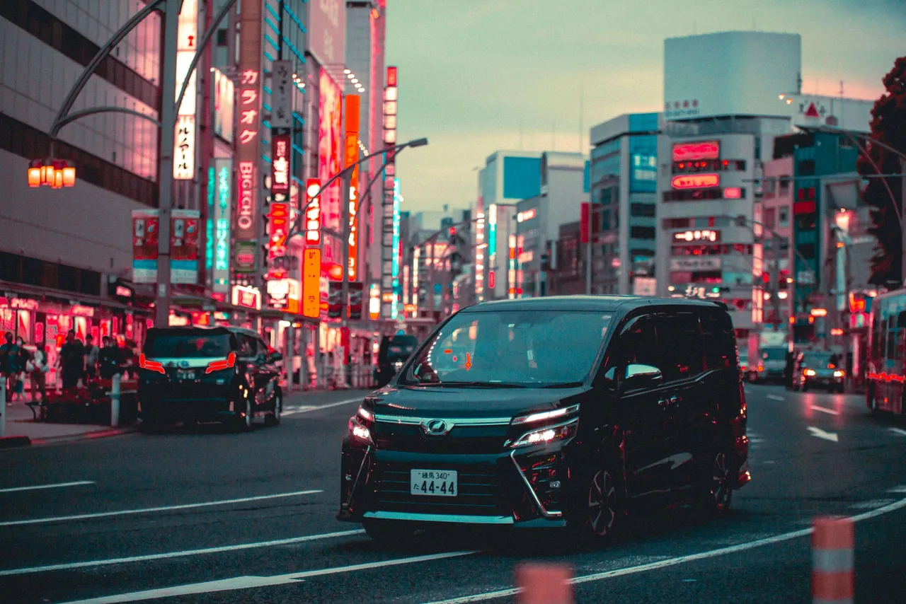 Conduire au japon : voiture dans les rues de tokyo.