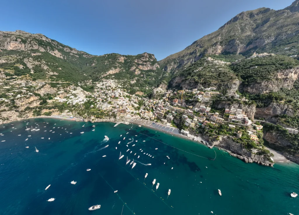 Positano, étape d'un circuit sur la Côte Amalfitaine en voiture.